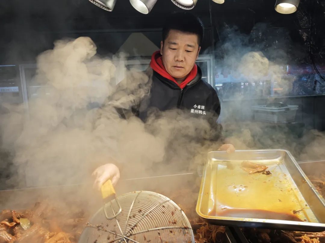 莱州鸭头老板的视频突然爆火！“不就是两斤面一斤油的事儿嘛”