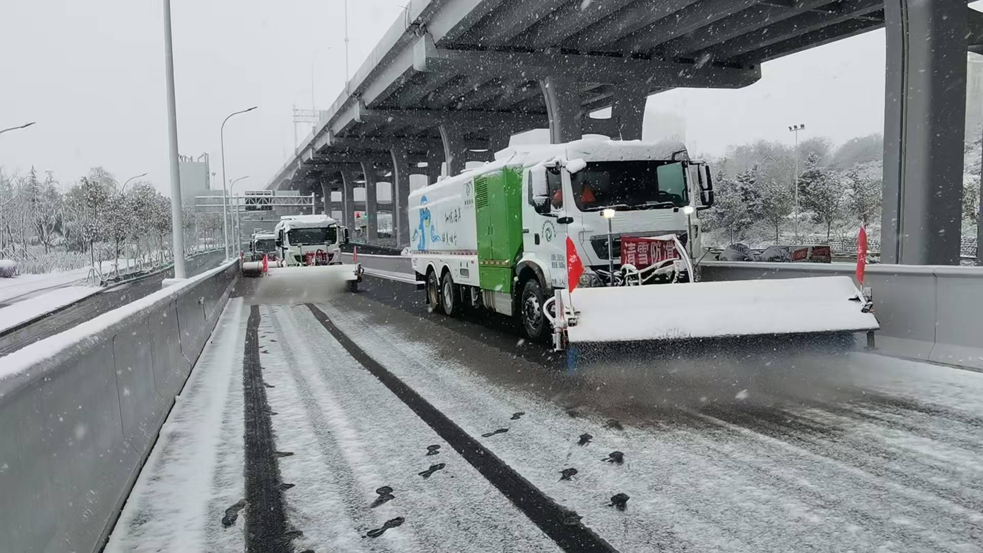 雪停路清，烟台城管2400余人集结清雪