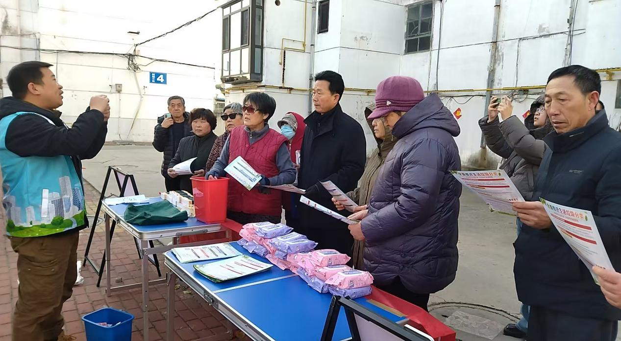 牟平区开展“有害垃圾集中收集日”宣传活动