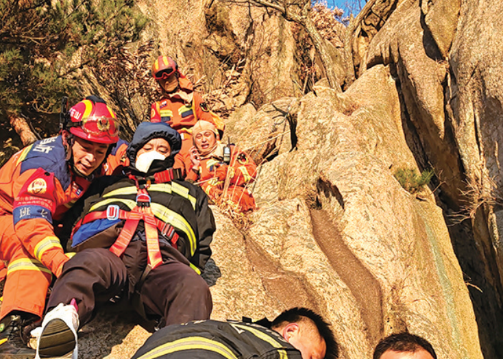 男子登山崴伤脚被困200米高峭壁 消防员利用绳索接力成功救援