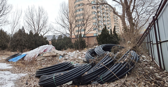 民意通|馥郁山庄大门西侧空地成垃圾场 居民：希望尽快清理