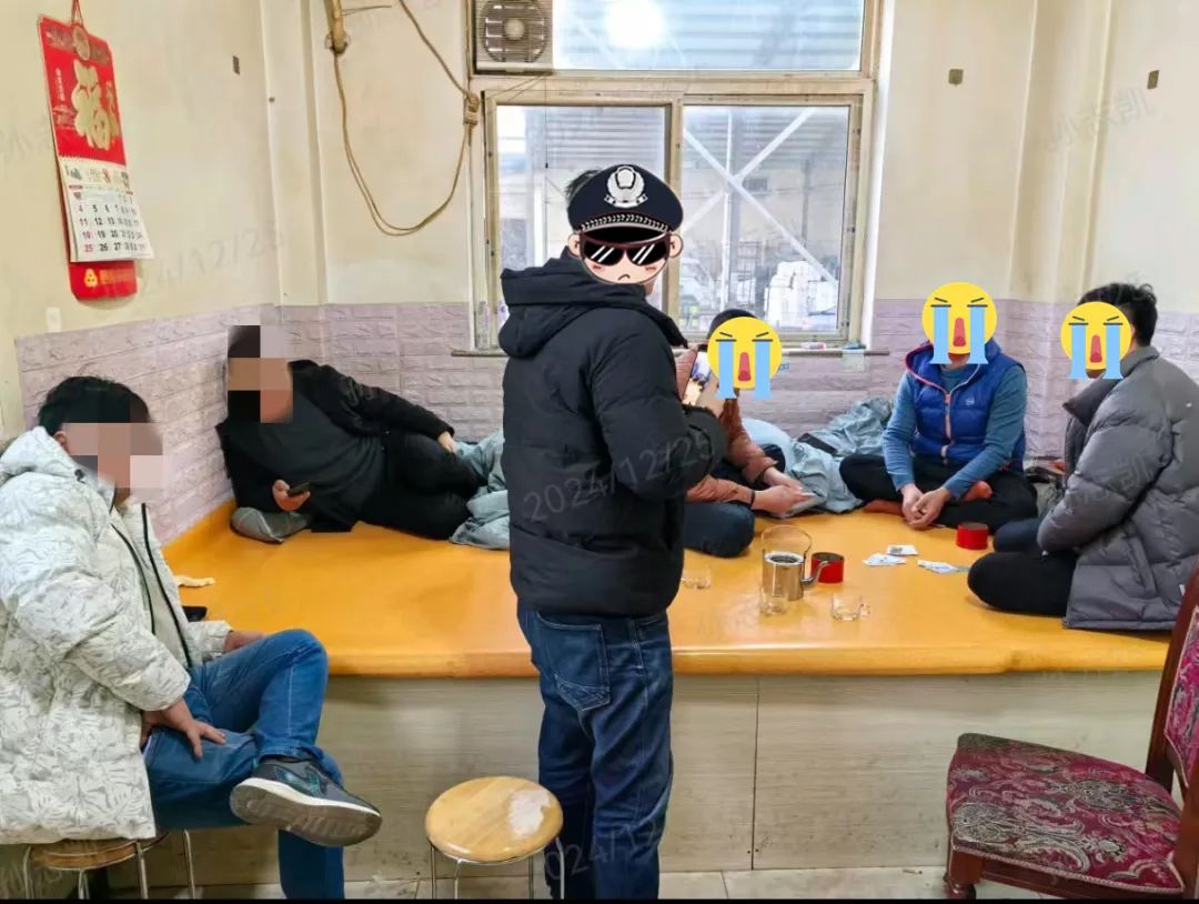 使用扑克牌赌博，栖霞3人被查获
