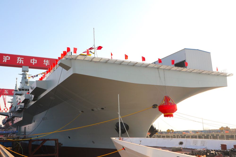 海军076两栖攻击舰首舰下水，命名为四川舰，舷号为“51”