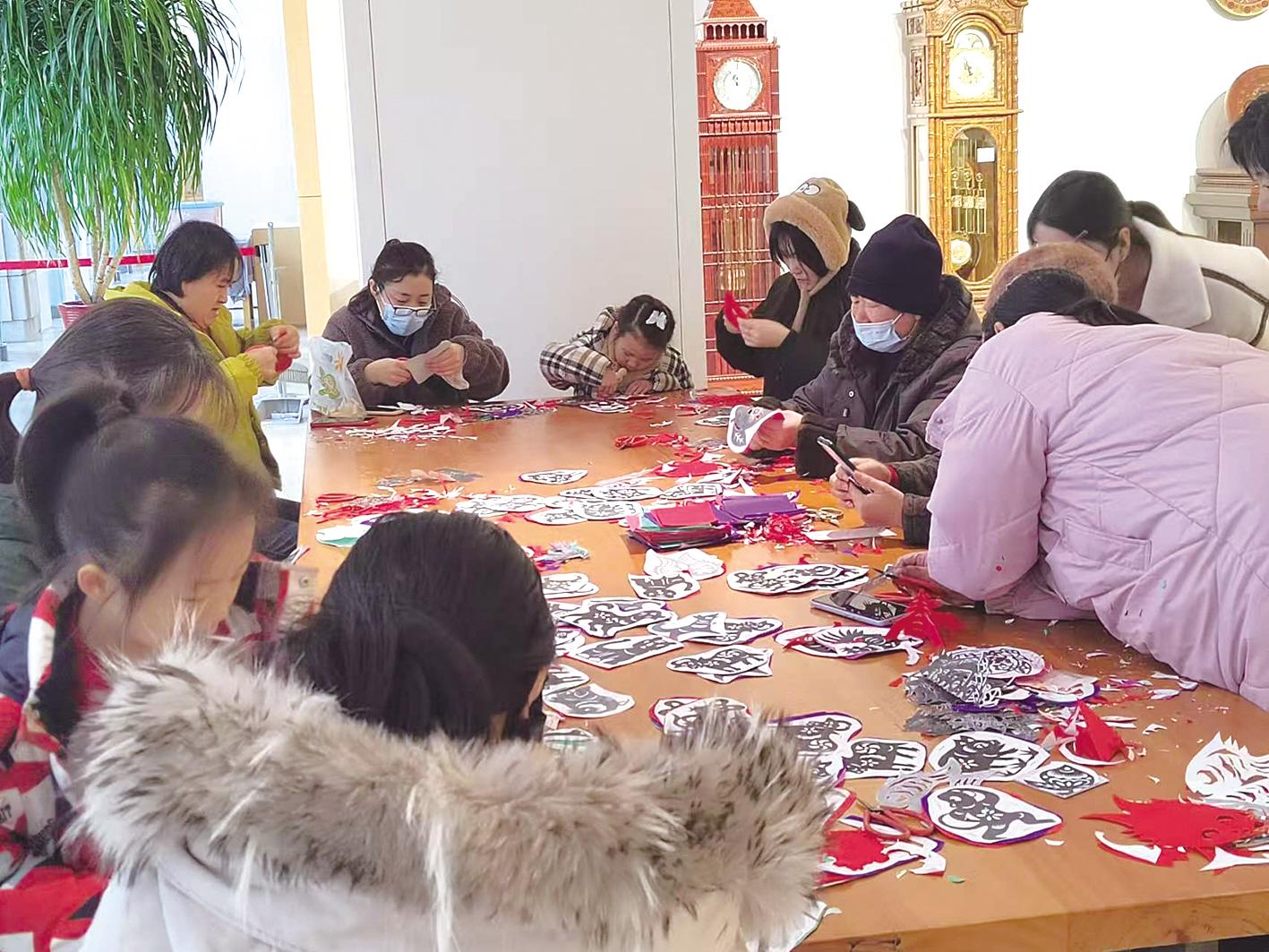 图片新闻|剪纸体验活动受到市民一致好评