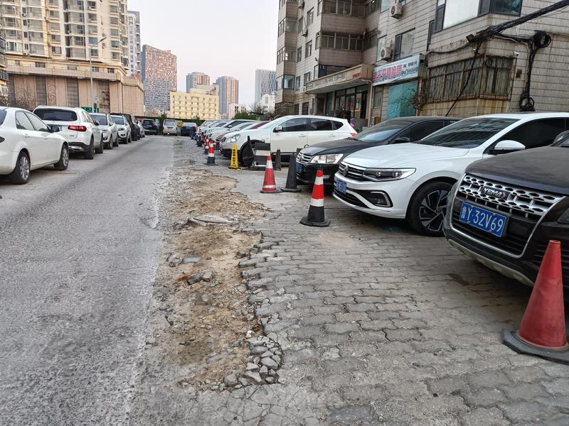 青年路30号楼下路面坑洼不平多年失修，市民：通行困难