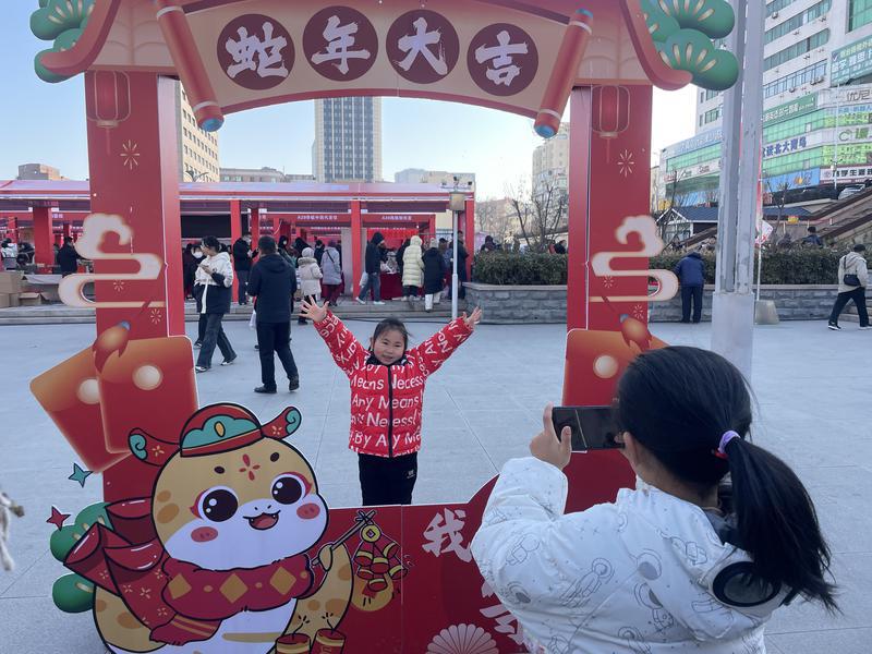 惠工年货大集人气旺，“工创优品”激活消费新潜能—— “大集”一逛，年味就来了