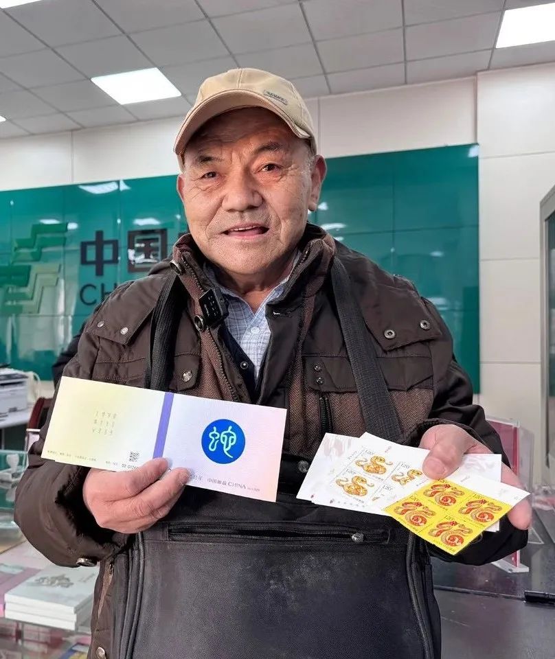 蛇年邮票正式发售！海阳第一位抢到的市民说……