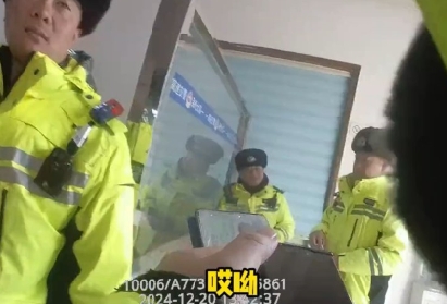 一路“辗转腾挪” 半挂车在高速上惊险倒车