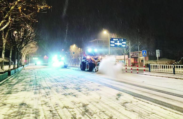 今年首场强降雪来临 城管部门凌晨出动清雪