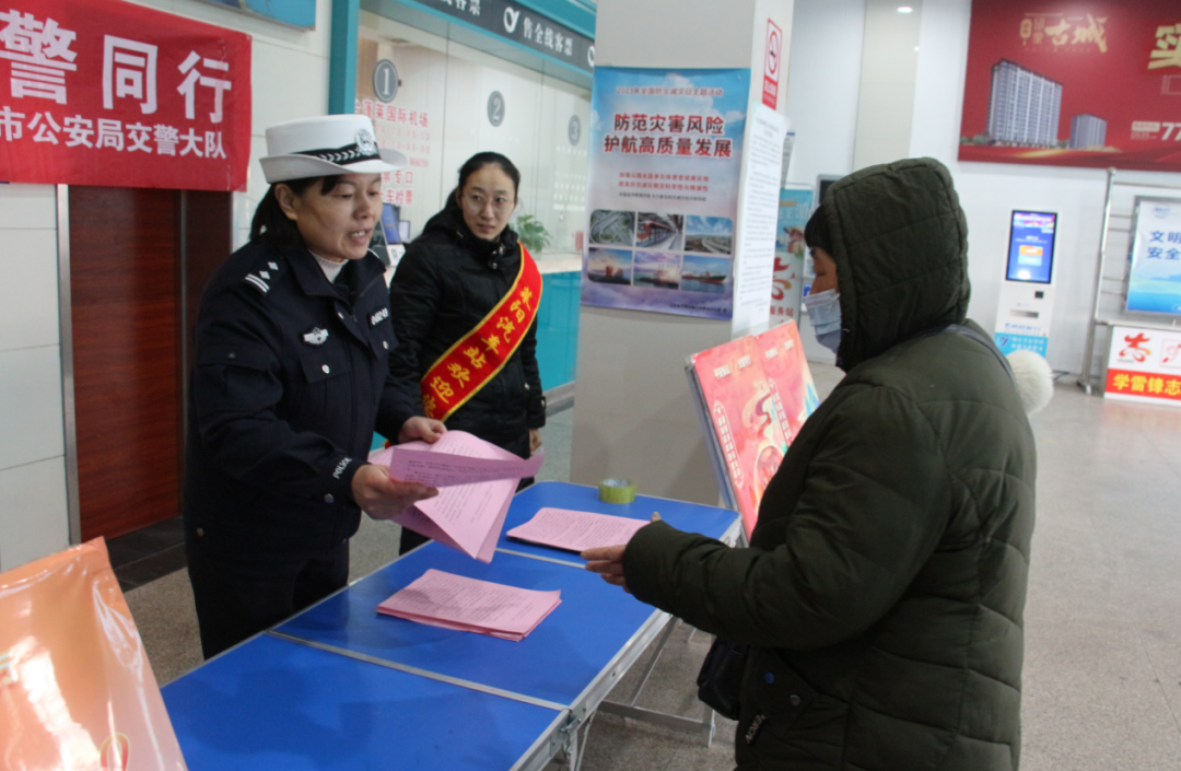 春运首日，看看烟台交警在忙啥