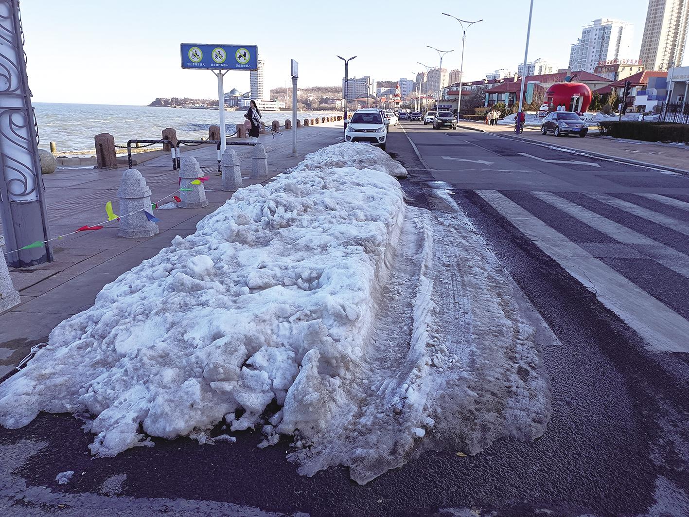 民意通|滨海广场东侧占道大雪堆仍未清理