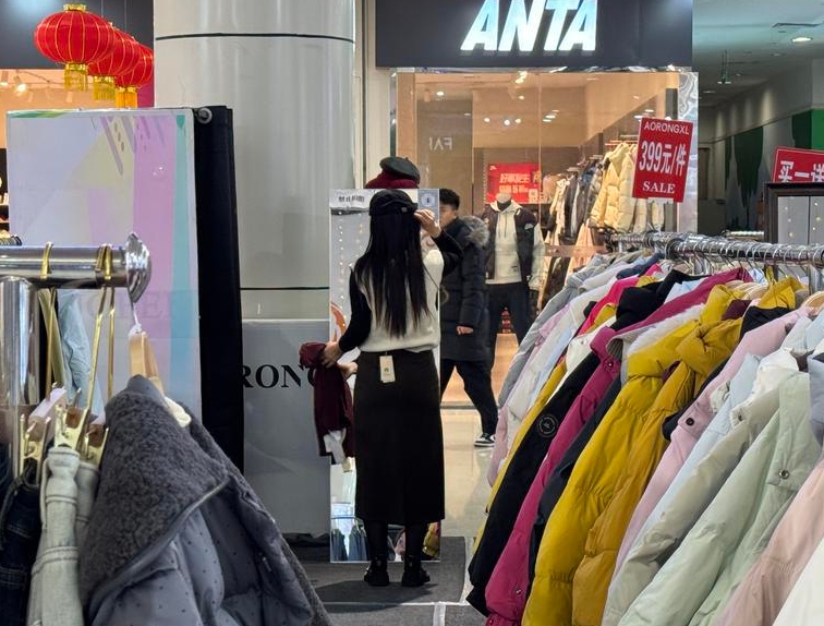 新春走基层|新年服装点燃春节经济 “新中式”又成过年穿搭顶流