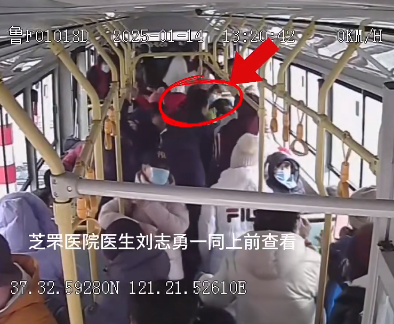 烟台1路公交车上，老人突然倒下，幸亏……