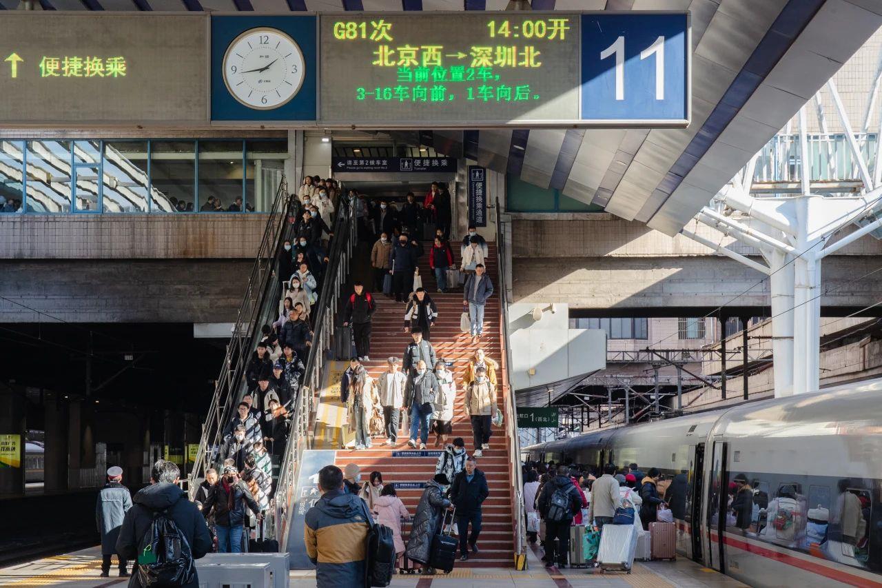 春运车票已售2.35亿张 节后返程车票发售最高峰来了
