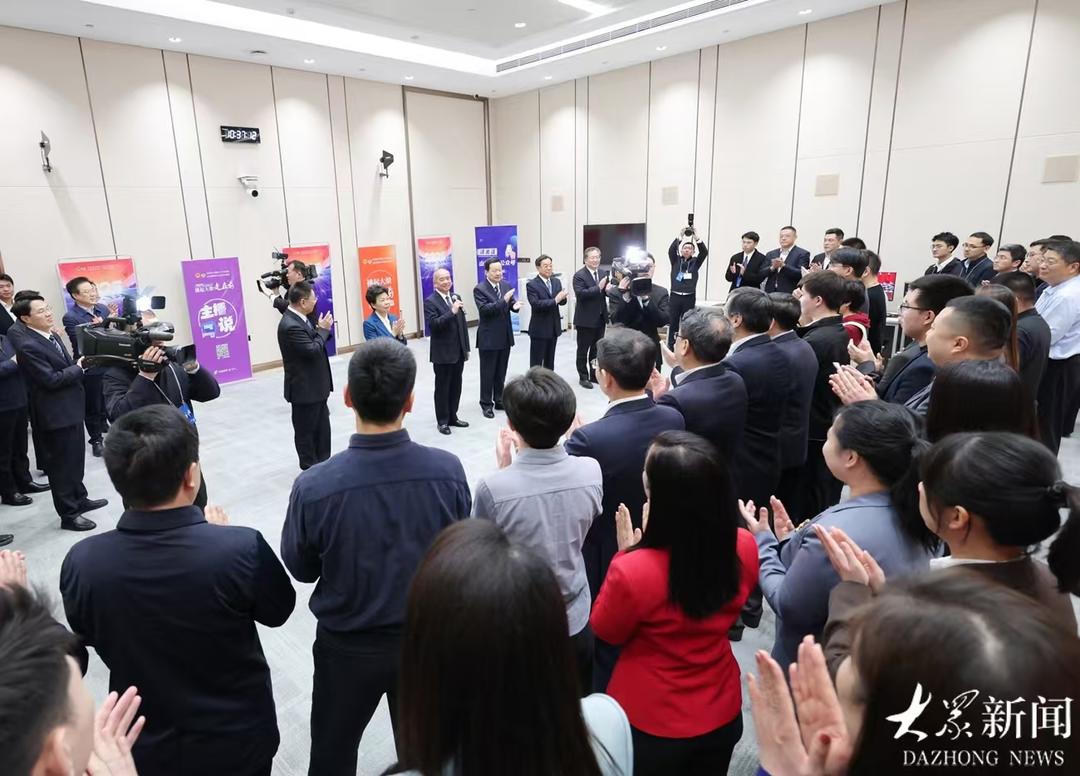 山东省领导看望省两会新闻工作者和工作人员