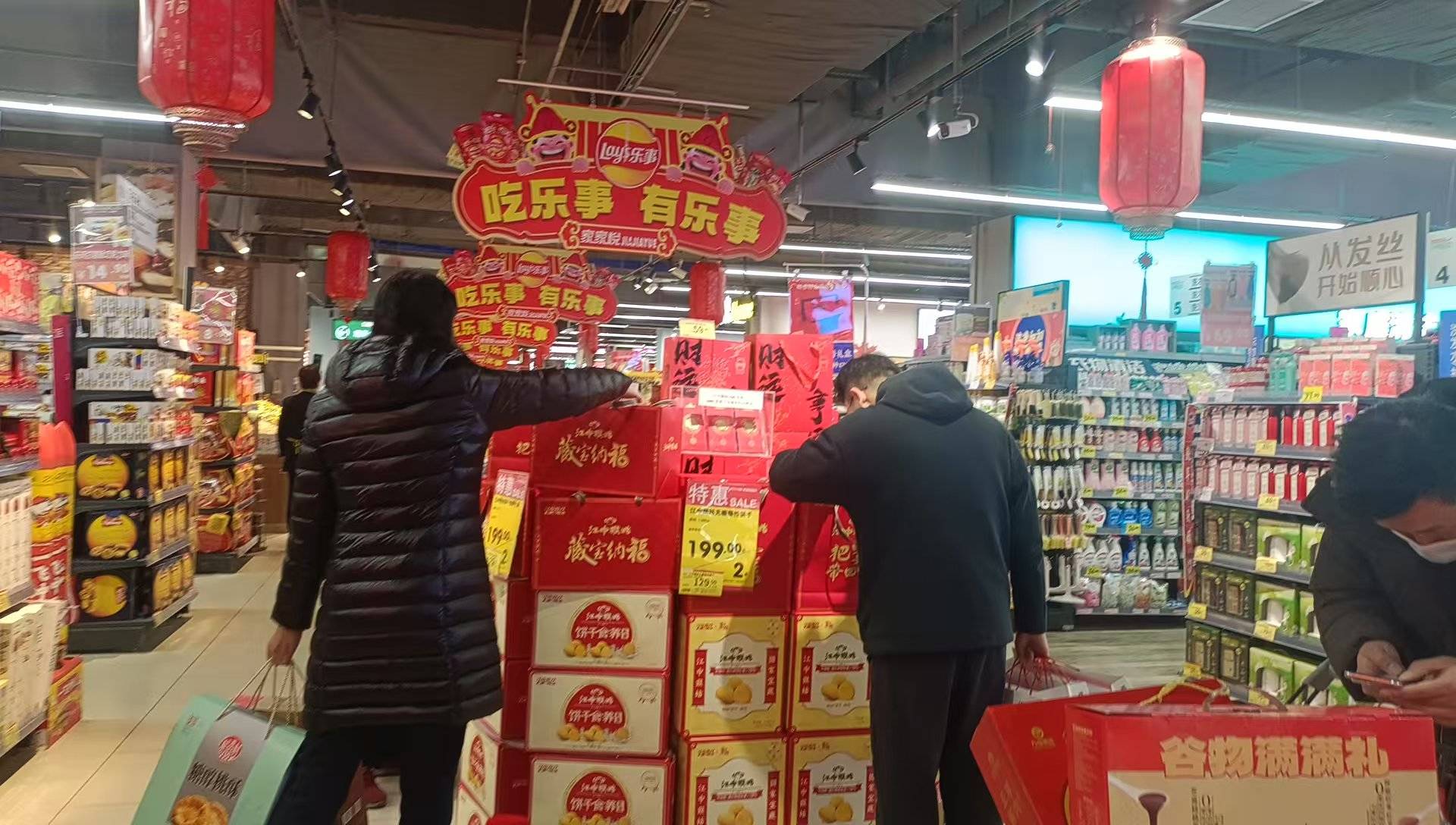天南海北非遗年|烟台商场熙熙攘攘 过年氛围已经拉满