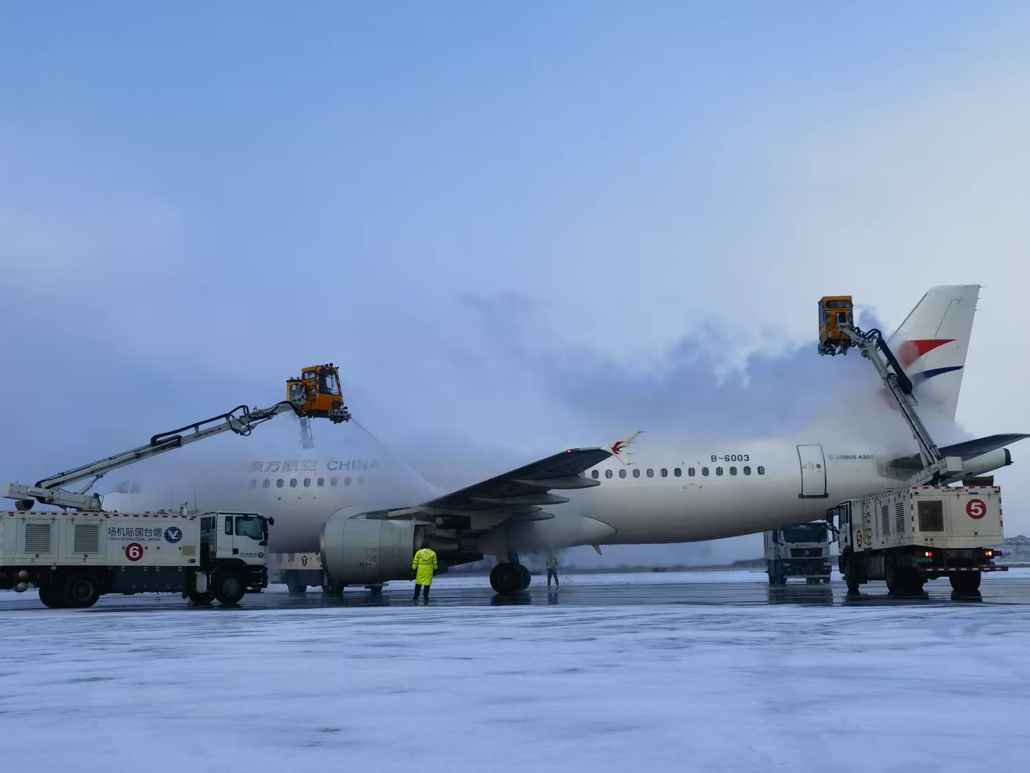快讯|烟台机场飞雪漫卷，机务地勤忙着保障航班