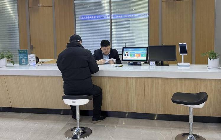 烟台市医保服务大厅：提前半小时到岗，为民服务忙不停