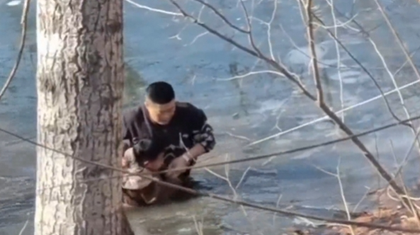 龙口小伙跳进冰窟窿，连救俩娃！一句话让人破防…
