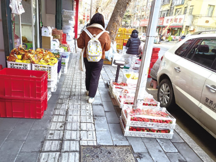 芝罘区市府街有水果摊长期占道经营 整改没多久又反弹