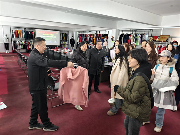 小米集团党工团到烟台鹿扬体育考察调研