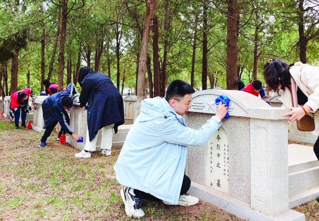 热血丰碑照亮奋斗征途——烟台各地广泛开展清明祭英烈活动