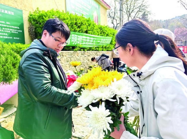 免费发放近千枝菊花 芝罘区殡仪馆倡树文明祭祀新风