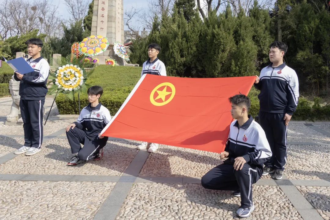 烟职青年清明行，缅怀先烈寄哀思