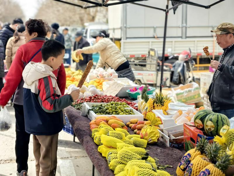 户外用品、水果、海鲜等热销 小长假消费市场“春意浓”