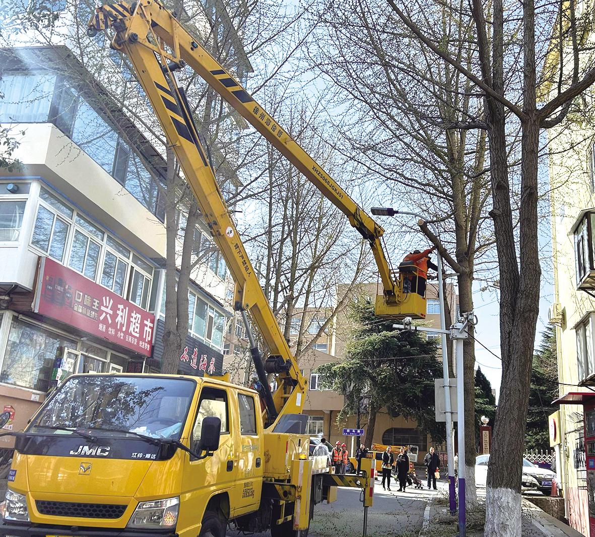 芝罘区大兴街南头路灯杆倾斜 居委会：已整修矫正