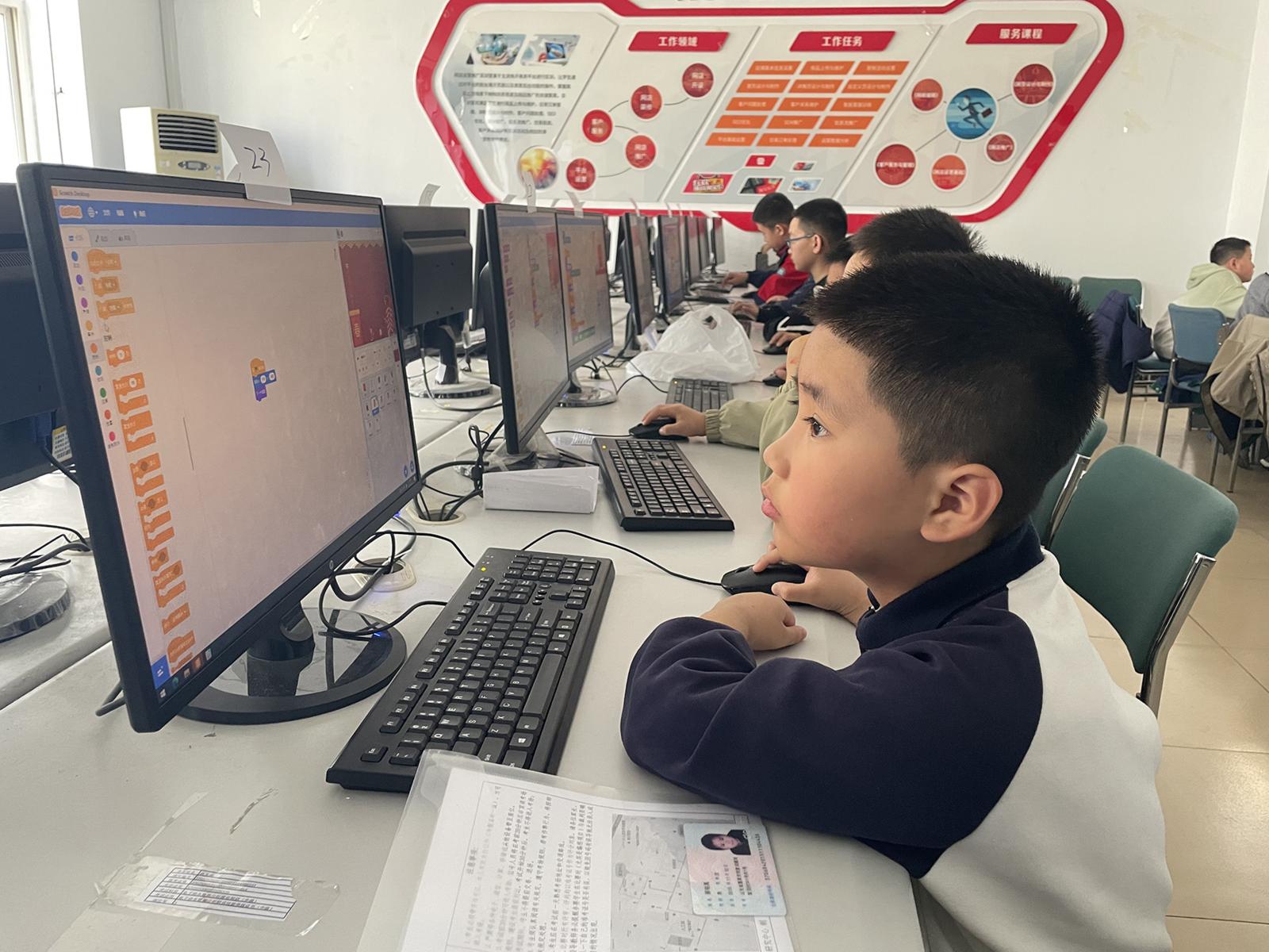 烟台中小学生竞技“科创圈”