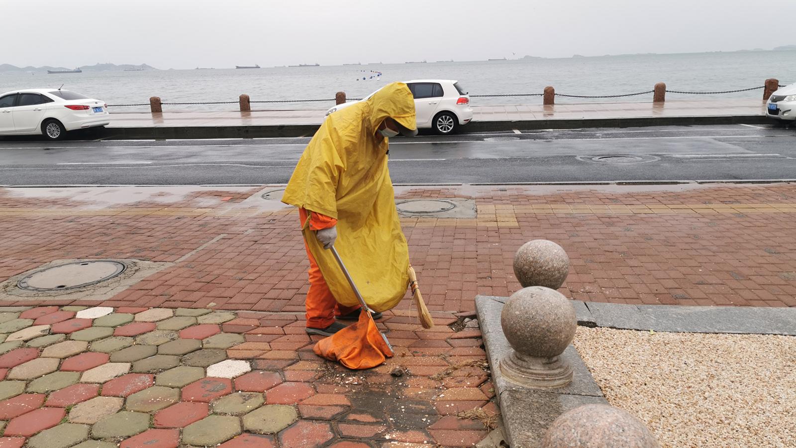 烟台市园林、环卫、供电等部门迅速行动 织密“防风网”守护城市安全
