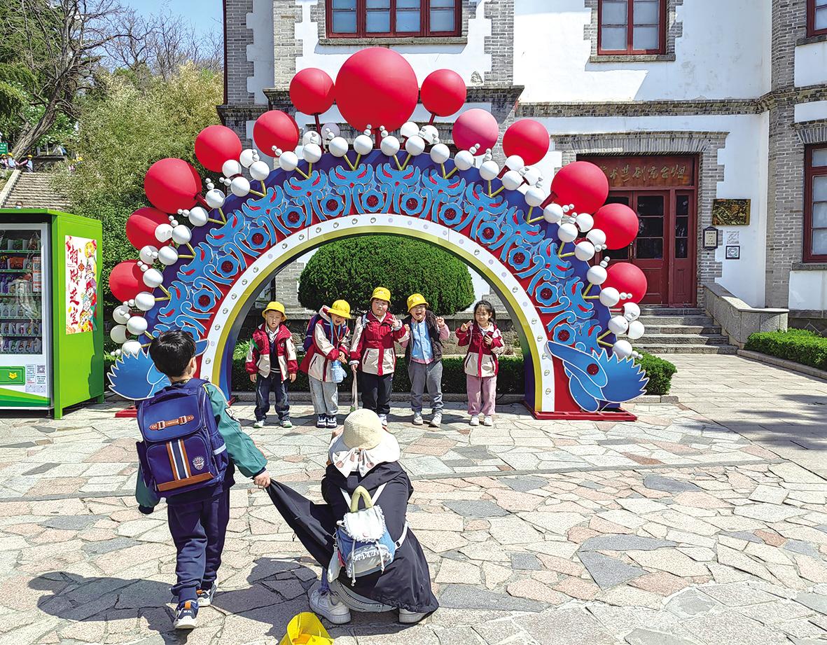 图片新闻|幼儿园老师带领小朋友们春游