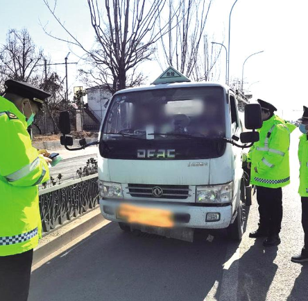 两辆货车非法运油被抓