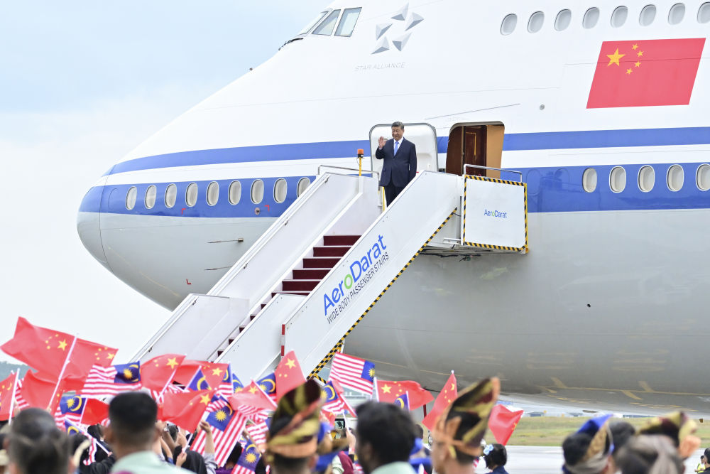 习近平抵达吉隆坡对马来西亚进行国事访问