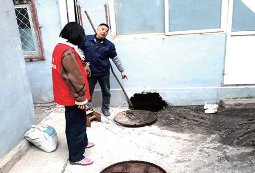 居民家中下水管道堵塞影响生活 社区协调维修人员疏通