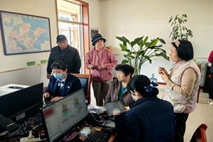 上门服务暖人心 烟台农商银行把柜台“搬”进村头