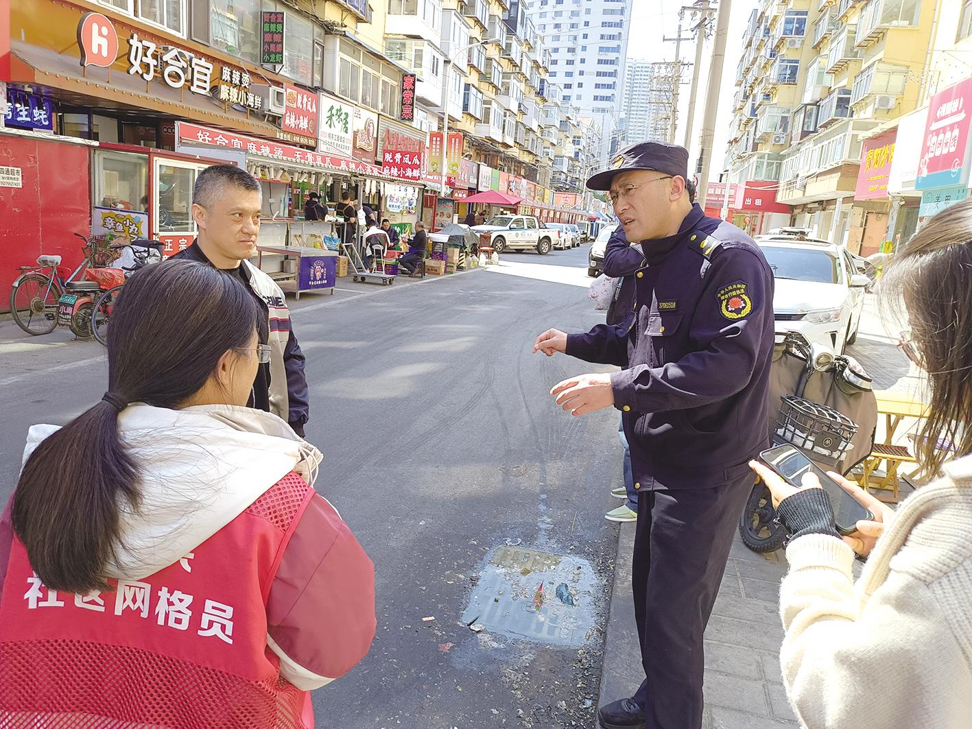 疏通被堵雨水井，冲刷油污路面 多部门治理南洪街厨余垃圾