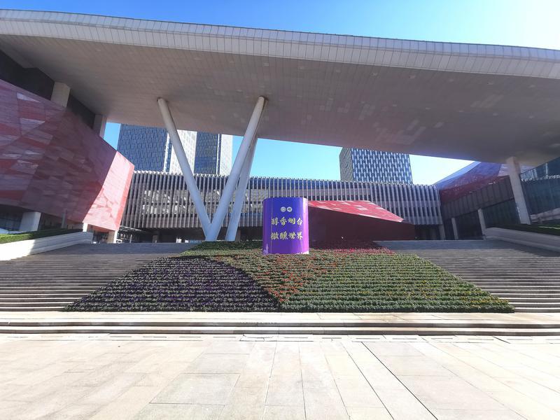 烟台港城广场花团锦簇迎五一