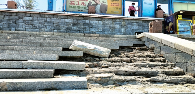 月亮湾海岸石阶路被冲垮 东炮台景区：将尽快修复