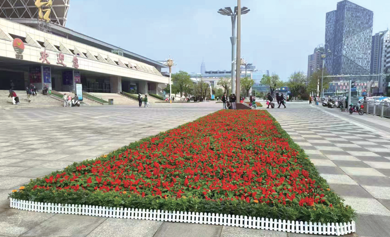 扮靓站前广场 迎接八方游客