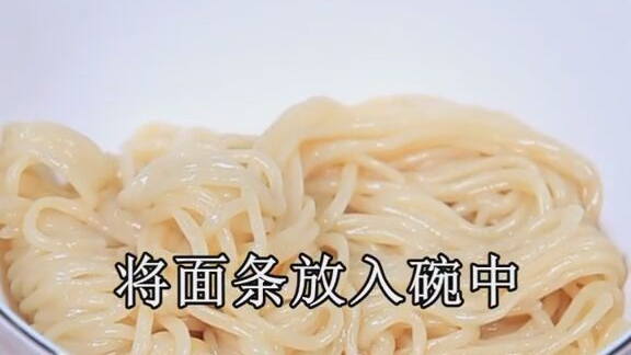 今天与您分享一道简单易做的五丝拌面