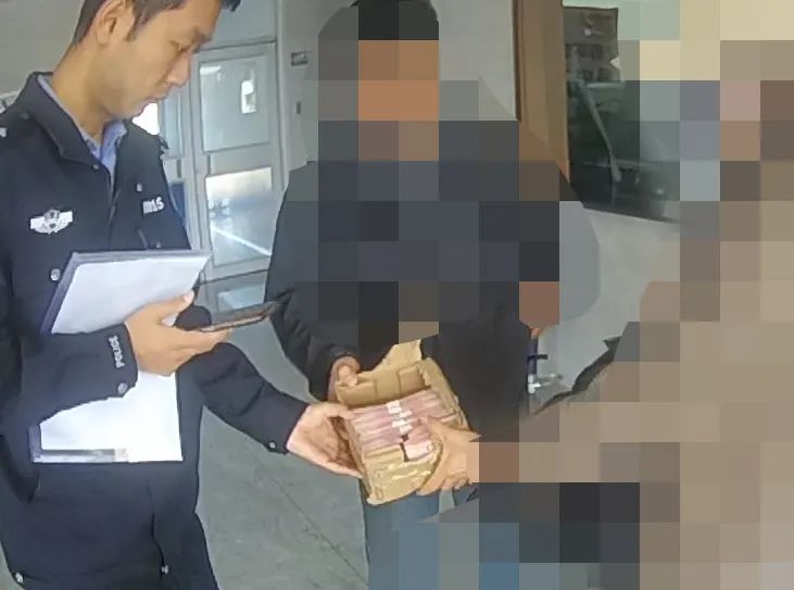 鲁YT3276立功！司机：感觉她有问题…
