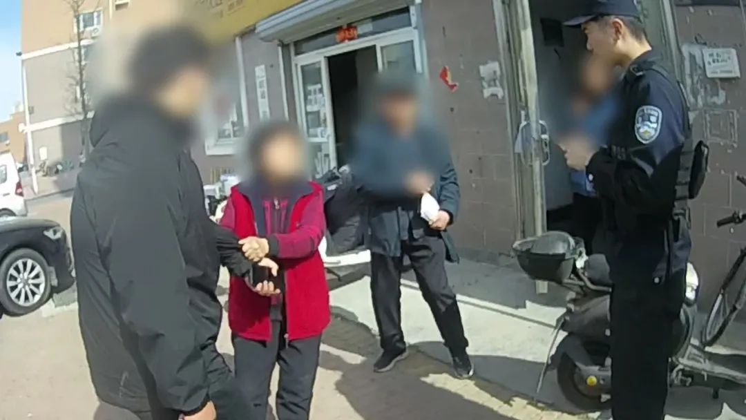 事发烟台 75岁大姨街头怒吼：“抓错了我赔！”