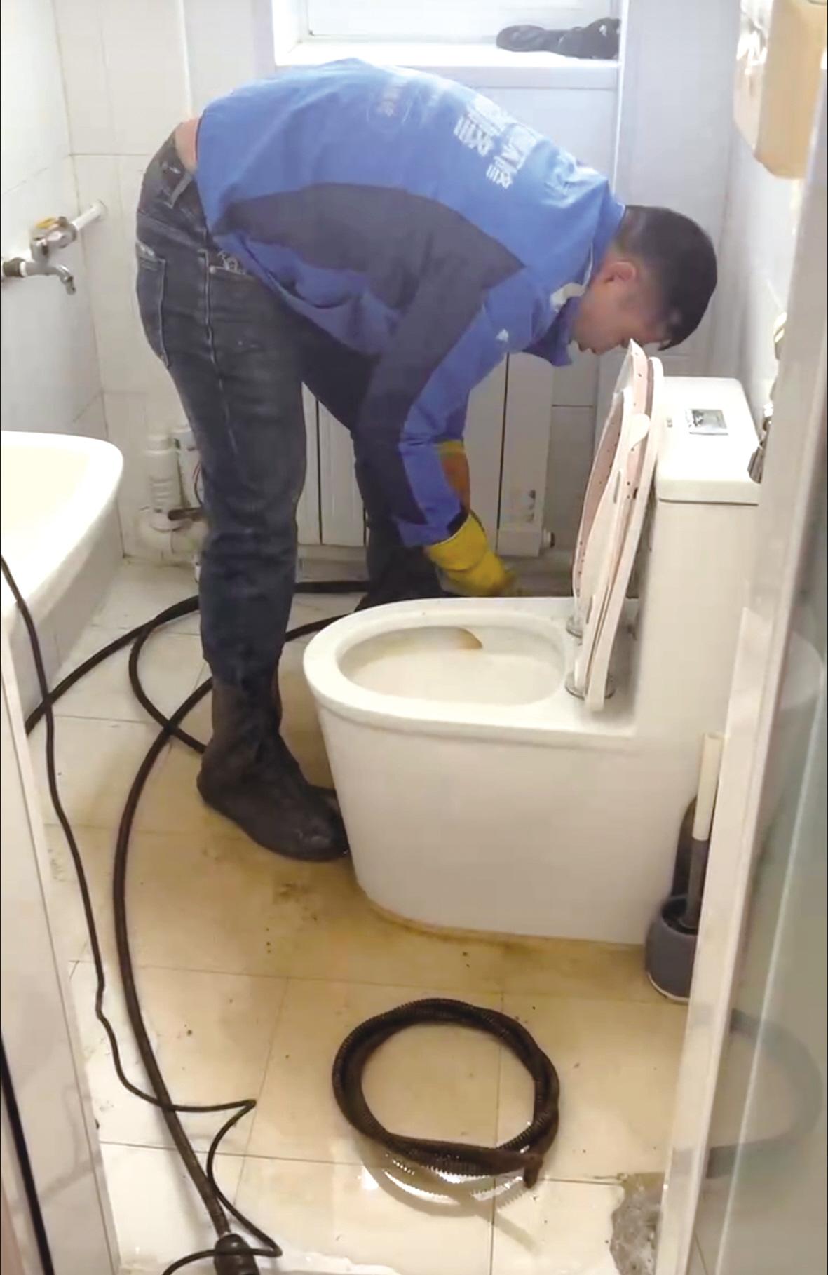 芝罘区东沟路60号楼下水道频频堵塞 东花园社区：出户管破碎，正在协调更换