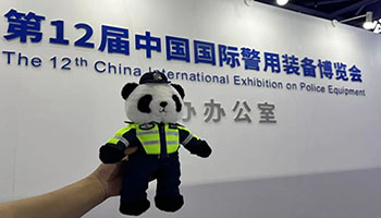捏捏手就能聊！交警首款AI萌宠熊猫“妞妞”亮相~