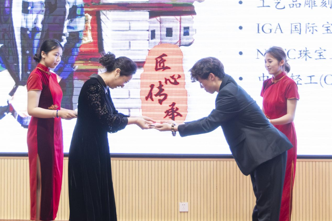 青蓝相继传薪火！烟台职业学院举办非遗传习导师聘任仪式暨艺术类专业成果展