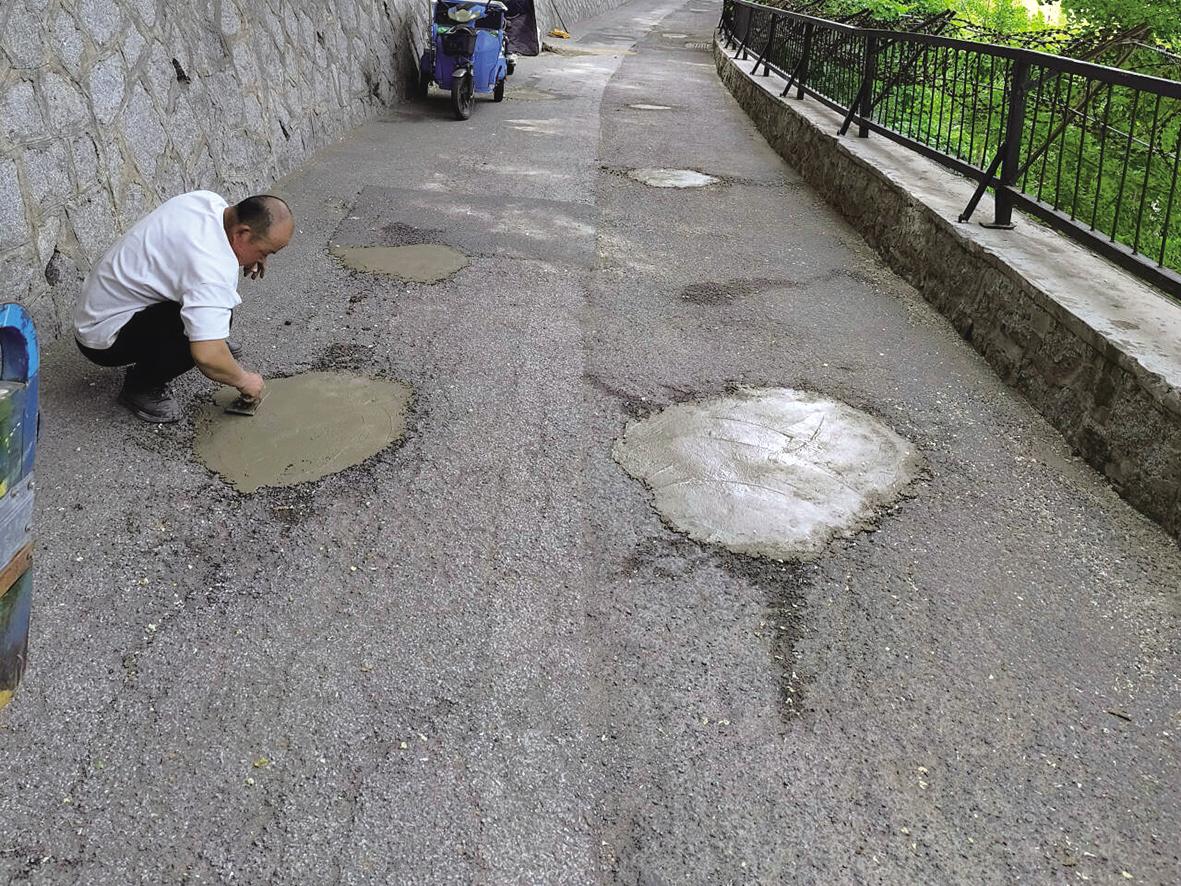 葡萄山南路16号楼西侧小路坑洼不平 社区协调组织施工