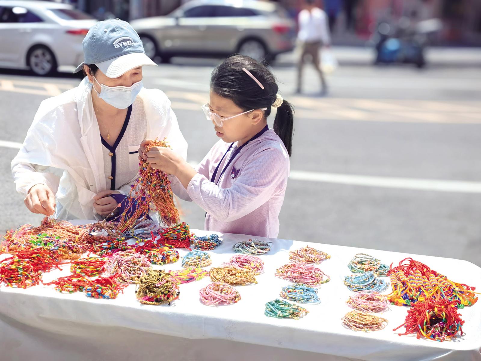 特色商品热销带动端午经济升温