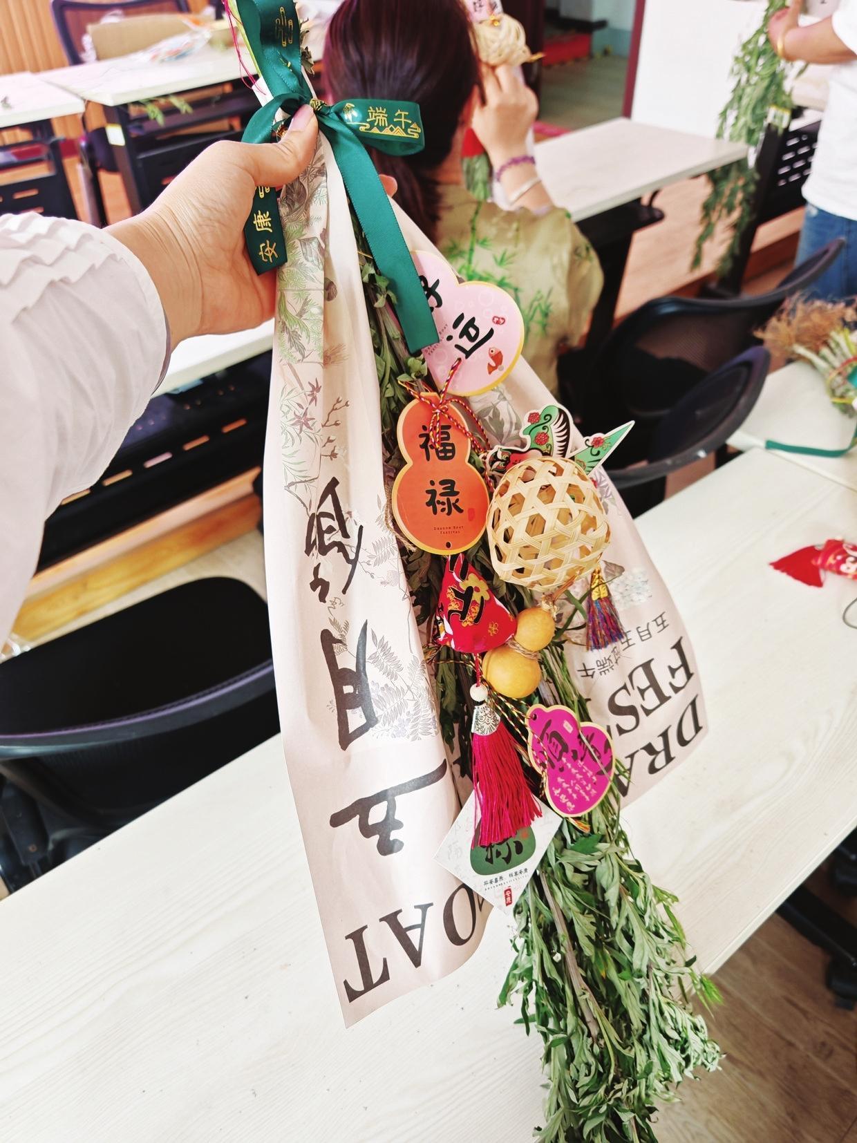艾香传情 邻里共融 芝罘岛大疃社区开展端午艾草花束DIY活动
